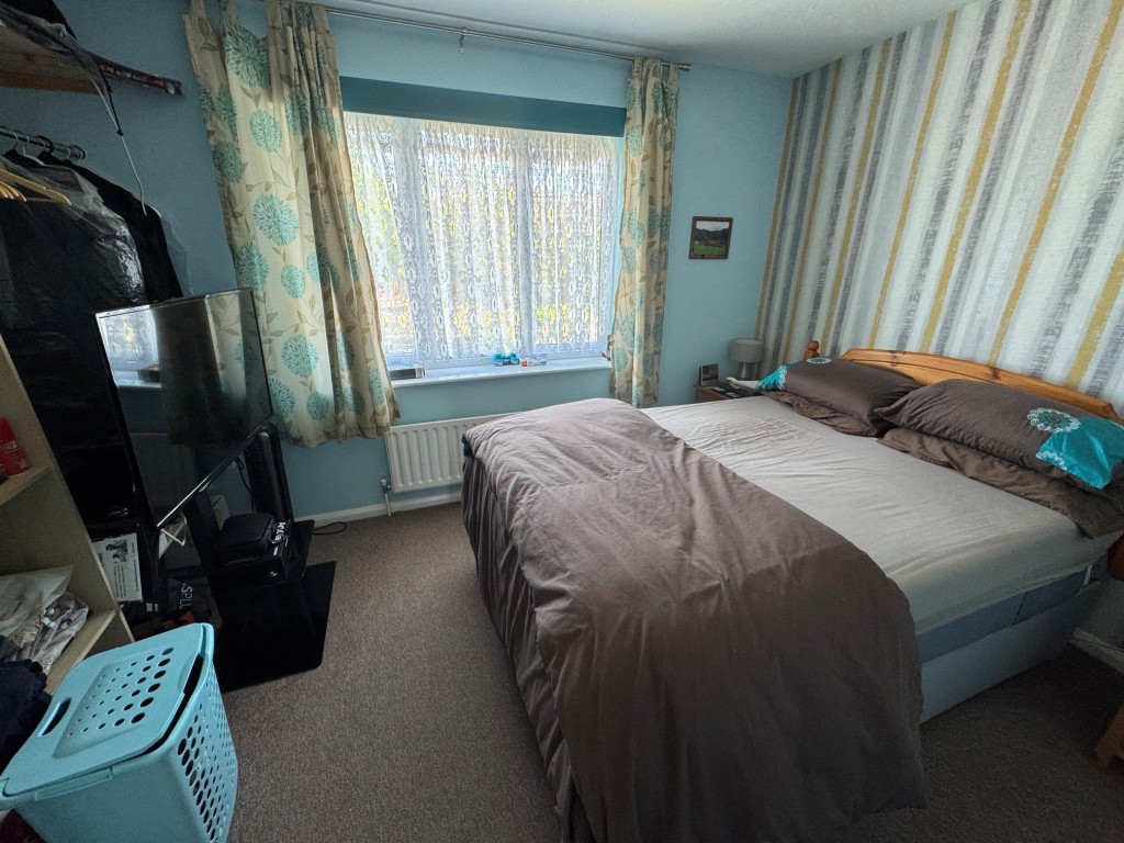 Lot: 113 - FREEHOLD MODERN TWO-BEDROOM HOUSE FOR INVESTMENT - Bedroom 1